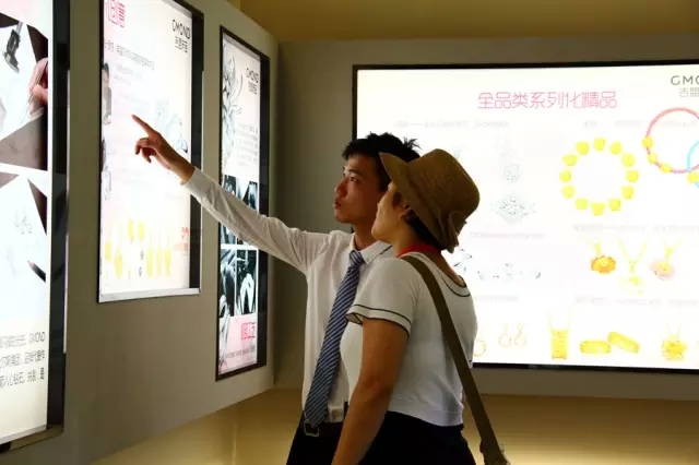 认真地向每一位顾客介绍产品